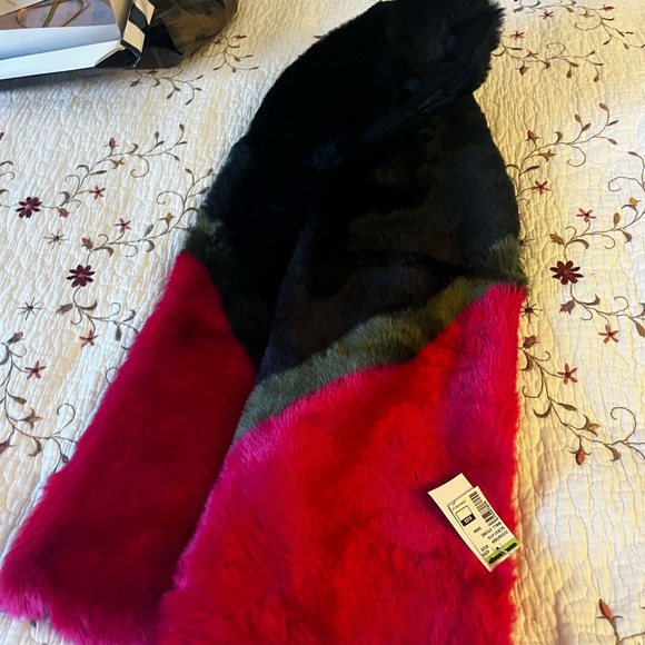 NEW with tag, Ann Taylor NEVER worn faux fur crossover scarf! Black Red Olive - Picture 4 of 4